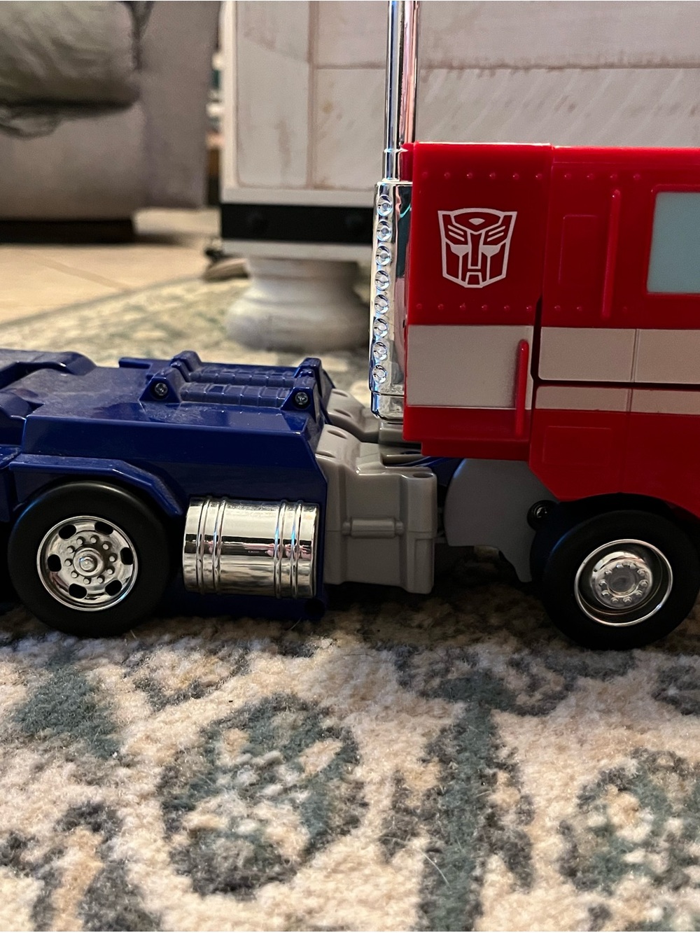 Remote Control Transforming Optimus Prime - Picture 5 of 5